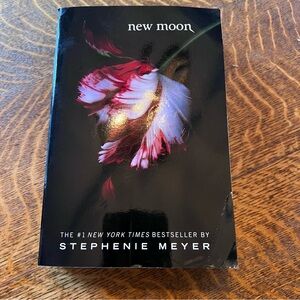 New Moon by Stephenie Meyer Paperback
